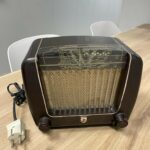 Technische mannen en een oude radio.